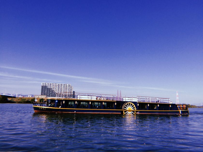 水の路（淀川）と陸の路（京街道）がつながる！
～淀川舟運「淀川浪漫紀行」が定期運航開始後、1周年を迎えます～
○10月14日(日)、八軒家浜～枚方間の定期運航1周年を記念して式典を実施
○当日は、観光船“ひまわり”の無料乗船体験も開催