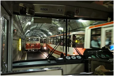 トンネル内の立山の主峰雄山(3,003m)の直下で、トロリーバスの行き違い