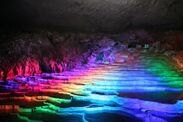 日本最大級の鍾乳洞「秋芳洞」が夜に七色の光を放つ…！？　光と音の饗宴を演出するイルミネーションイベント11/4まで実施