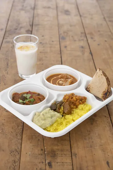 デリー　選べるカレーBENTO　1,001円／(マンゴーラッシー付)　1,201円《フェス限定》