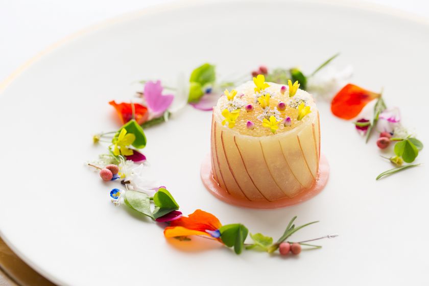 星野リゾート　軽井沢ホテルブレストンコート（長野県・軽井沢町）
心ときめく瞬間がふたりの思い出になる
「軽井沢ホテルブレストンコートのクリスマスディナー」提供
日程　2018年12月23日～25日