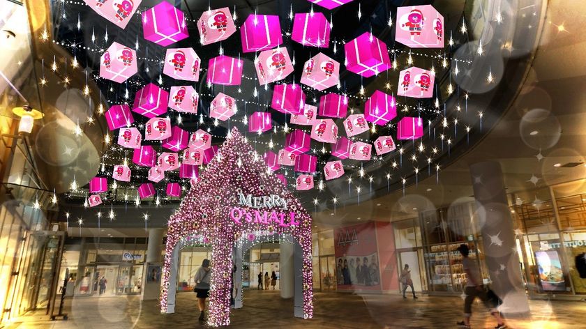 <キューズモールのイルミネーション>
プレゼントボックスで装飾されたツリーやプロジェクションマッピングなど
2018年11月1日(木)より順次開催