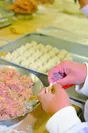 香港一流店の料理長として活躍した梁家検厨師を中心に、高度な技術で点心の製造を行っています