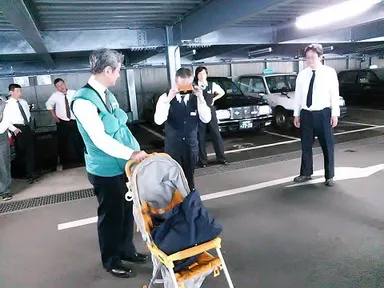 妊婦体験ジャケットを着用して乗車体験