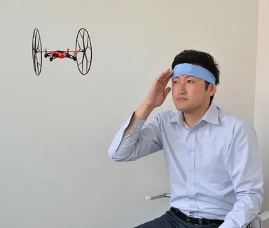 自身の脳活動でドローンを飛ばすことも
