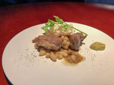 岩中豚肩ロースのソテーと白いんげん豆の煮込み