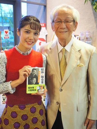 お笑い界のレジェンド小松の親分が、福岡県柳川の舞台にスペシャルゲストで参加。地元出身のモデル黒滝サクや柳川市民などとも共演。