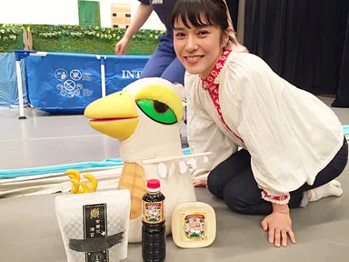 発売元は黒滝サクが所長を務める「海苔ケラトプス研究所」「醤油の製造元：森山醤油」、「味噌の製造元：鶴味噌」