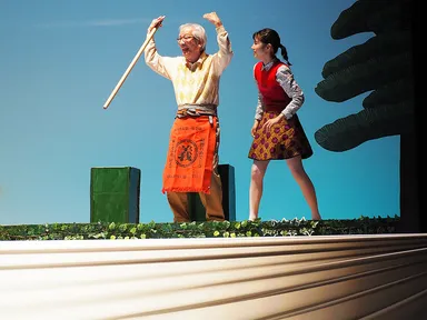 小松醤油の主人、小松の親分のギャクが炸裂。右は娘役の黒滝サク。