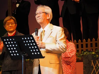 コメディアンとは別の顔でしんみりと歌い上げる、小松の親分。