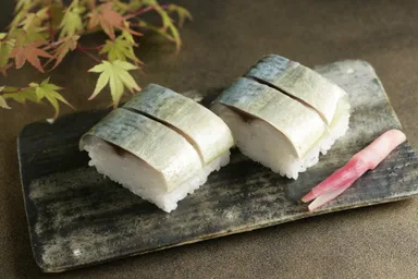 泳ぎ鯖 棒寿し(4貫)