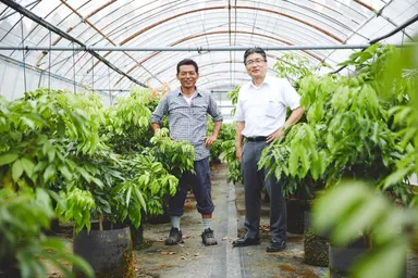 左：日高 功啓(生産者)、右：重信 光彦(代表)