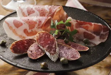 乾塩仕込み生ハムコッパ(スペイン風)と粉雪サラミ
