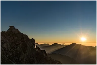 立山の主峰・雄山山頂から見るご来光