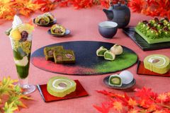 京都・宇治茶の伊藤久右衛門「紅葉パフェ」10/22に提供開始　紅葉コースター付きのドリンクセットも