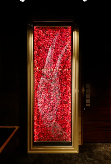 入口には蟹爪をモチーフにした額装