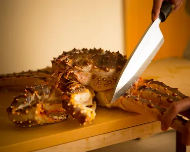 個室で料理人が蟹を振る舞う