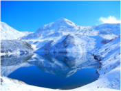 新雪の山が湖畔に映ると“ブルーのハート”が…！？立山黒部アルペンルート、新雪の絶景＆関電トンネルトロリーバスのラストラン記念きっぷを販売中