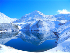 新雪の山が湖畔に映ると“ブルーのハート”が…！？立山黒部アルペンルート、新雪の絶景＆関電トンネルトロリーバスのラストラン記念きっぷを販売中