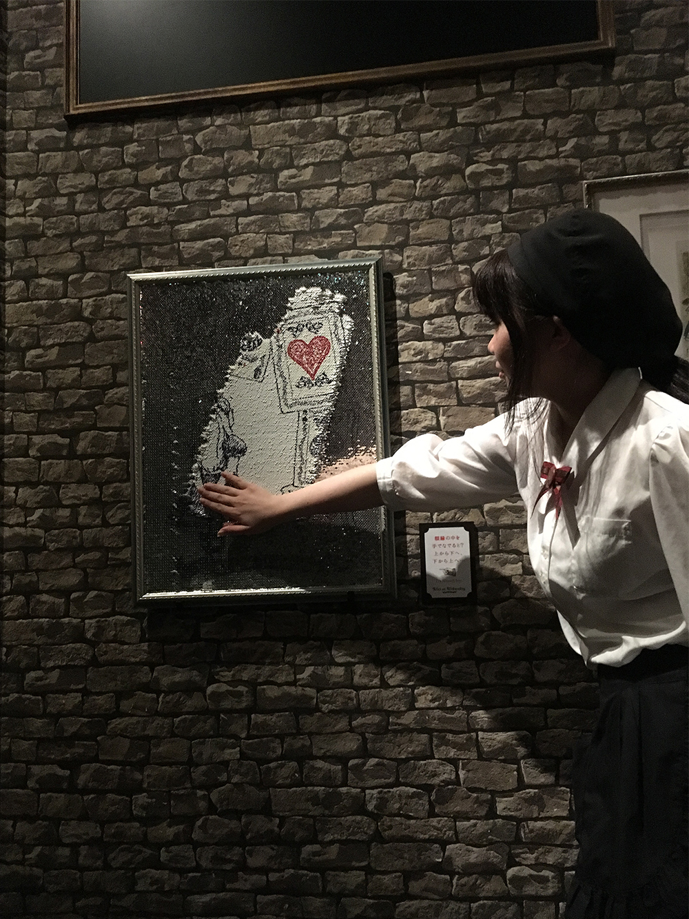 水曜日のアリス ふれると現れ また消える 魔法の絵画 東京 名古屋 大阪 福岡の4店舗に設置 株式会社ビルジャンのプレスリリース