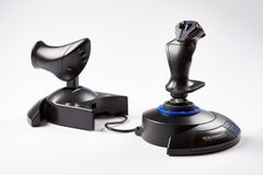 「エースコンバット 7 スカイズ・アンノウン」＆「PlayStation(R)4」オフィシャルライセンス取得のフライトスティック　Thrustmaster「T-Flight Hotas 4 エースコンバット 7 エディション」を2019年1月16日に発売！