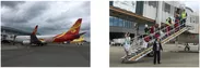 【左】トキを乗せた航空機(提供：海南航空)　【右】成田空港でのトキ輸送箱取り下しの様子(提供：海南航空)