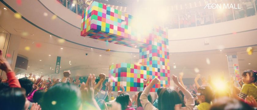 街の人々が運ぶ謎のキューブ…その目的は？
三重県民約700人が参加！ 完成したのは巨大な“つ”の文字!?
新規OPENの「イオンモール津南」TV-CM、11/12よりオンエア