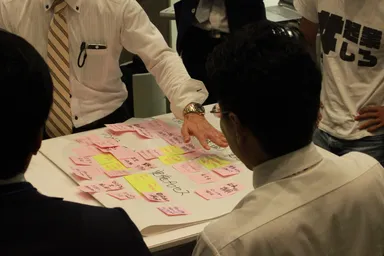 各ステークホルダーが混ざってディスカッションしている様子