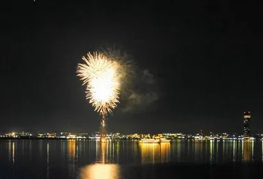 聖夜を彩る湖上打上花火！