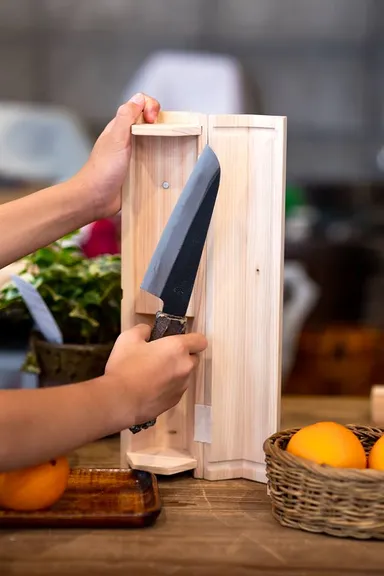 箱は包丁立てにもなる仕掛けです。