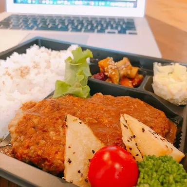 揚げ物の定食弁当はお昼の定番