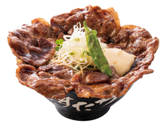 腹八分で生きるな、はみ出していけ！豪快濃厚トンテキ丼　スマホ画面並み！1枚約10cmの豚肩ロースを使用した『ダイナミックすたみなトンテキ丼』を11月1日全国販売
