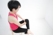 日本人の“5人に1人”は腰痛持ち！1分間太ももをさするだけの「超簡単すぎる腰痛セルフケア」動画を公開