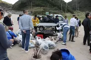 トラックの荷台から溢れる海岸のゴミ