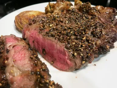 肉汁溢れるペッパーステーキ