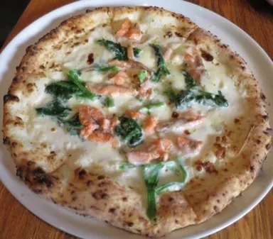 ビワマスと小松菜のピザ