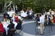 『V-02HD』を使って結婚式を撮影するイメージ