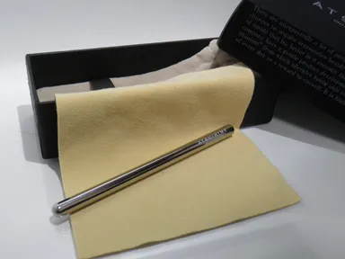 世界初の“純チタン製”のスティック型加圧スキンケア