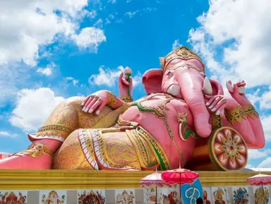 インパクト大！ピンクのガネーシャ像