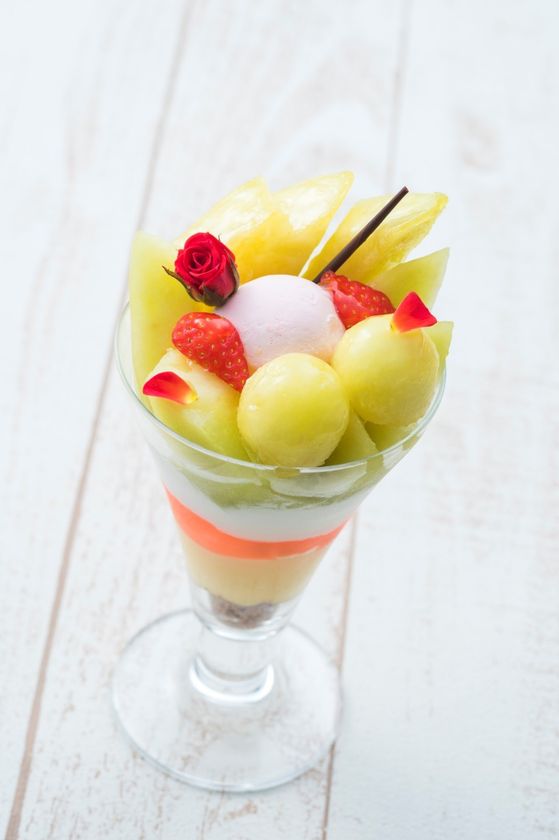 ＜期間限定＞「クラウンメロン品評会」開催に先駆け
静岡県産クラウンメロンを1/2個使ったパフェ
2018年11月7日（水）より大阪新阪急ホテルにて販売