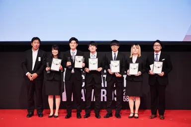 木下審査委員長（写真左）と、受賞者の皆さん