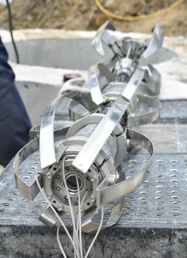 カメラ＋内径測定器付の管路孔曲り測定装置を開発、
韓国電力社に供給