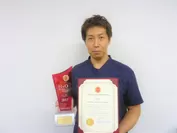 HvO世界大賞トロフィー・賞状と篠崎