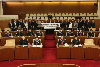 中学生との合同企画(議場で集合写真)