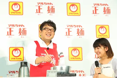 「マルちゃん正麺GO！」除幕式の様子_2