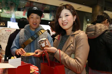 限定パッケージを手に喜ぶ来場者