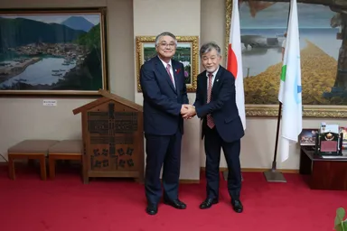 天草市長　中村 五木 様、代表取締役社長 井上 修