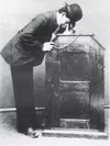 キネトスコープを鑑賞する人 写真：The Edison cylinder phonographs 1877-1929, George L. Frow and Albert F. Sefl, 1978, Kent, Great Britain.