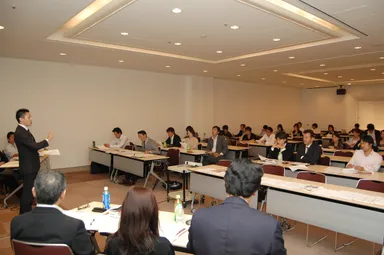 月1回の理事会の様子