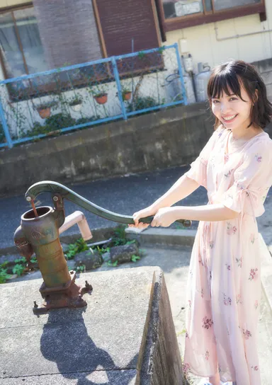 『デジタル原色美女図鑑　山根千佳　天真爛漫』（撮影・高橋慶佑／文藝春秋）本文カット１